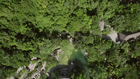 Vista-Aérea-Ascendente-A-Vista-De-Pájaro-Sobre-El-Cenote-Buuts&#39;-Ha&#39;,-Un-Destino-Encantador-Ubicado-En-El-Corazón-De-La-Península-De-Yucatán,-México,-Que-Ofrece-Una-Experiencia-única-E-Inmersiva.