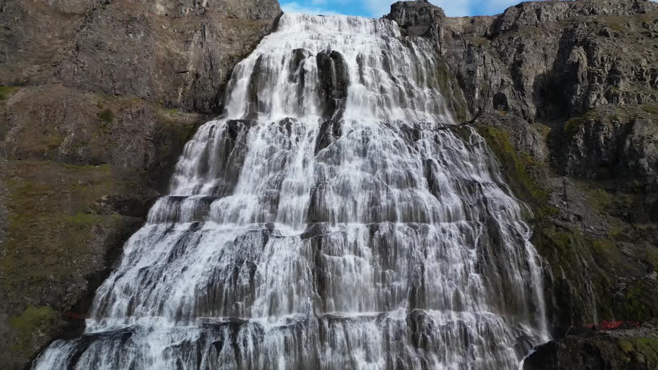 Detailní letecký pohled na vodní prvky u vodopádu Dynjandi, Západní fjordy, Island