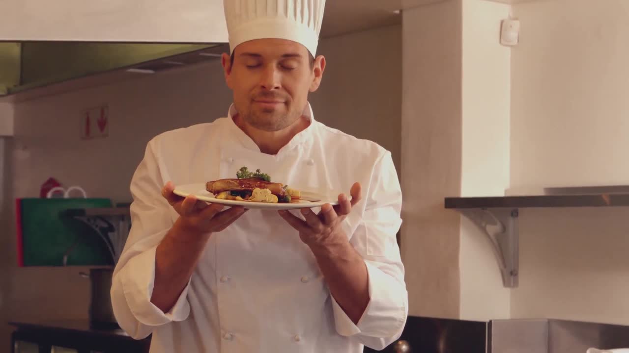 chef oliendo un plato