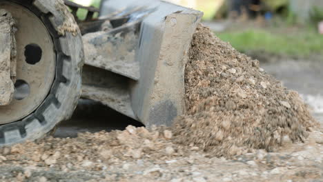 bulldozer filas grava arena en el balde durante la construcción de carreteras en leiria, portugal