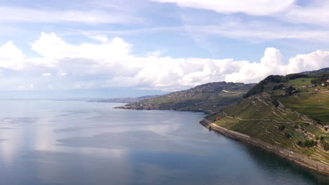 Impresionante-Hiper-Lapso-De-Hermoso-Lago-En-El-Campo-Suizo