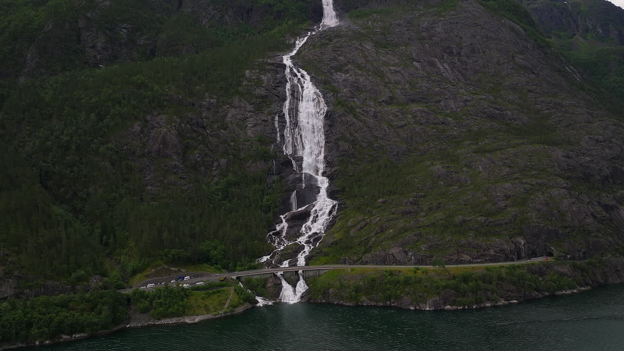 catarata de langfossen en la costa oeste en el condado de vestland, noruega