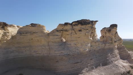 Rocas-Monumentales-En-Kansas-A-Través-De-Un-Agujero-En-Las-Rocas