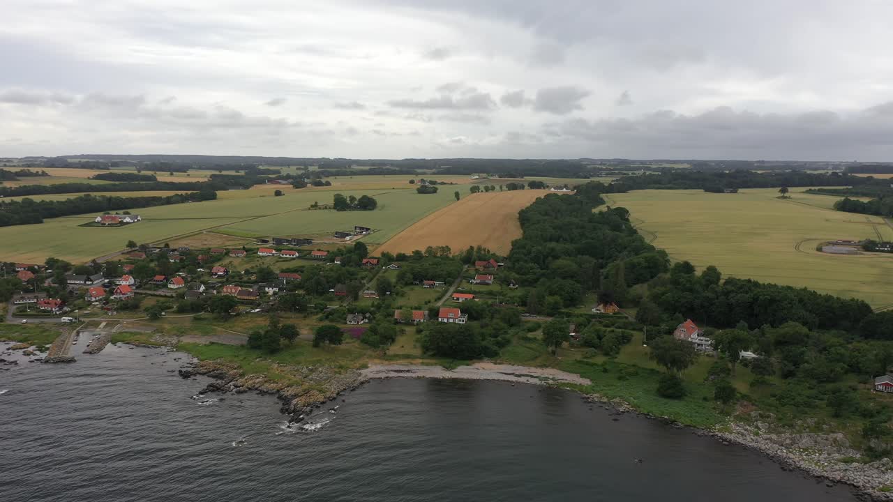 vistas al pequeño pueblo en la costa de la isla danesa de bornholm