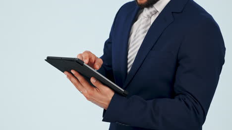 hombre de negocios, manos y tableta en el estudio