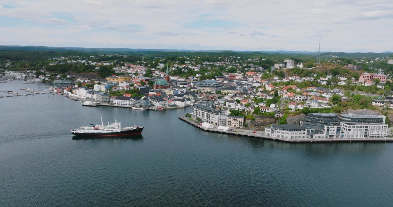 Vista aerea del porto di Arendal e della città costiera della Norvegia al rallentatore, che mostra acqua calma.