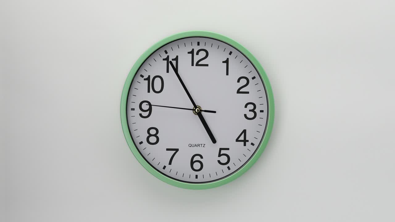 reloj de pared de cuarzo sobre un fondo blanco. uno de la serie de relojes de pared.