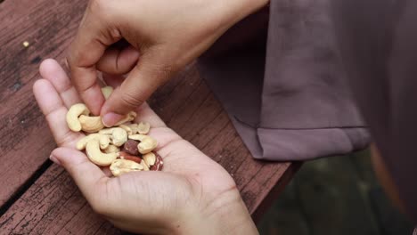 Vista-Trasera-De-Mujeres-Comiendo-Nueces