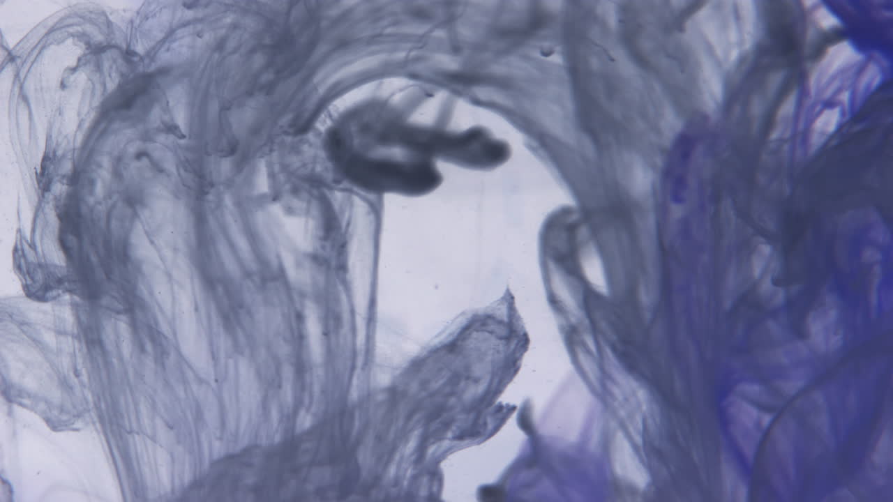 추상적인 잉크가 물 속에서 회전합니다.