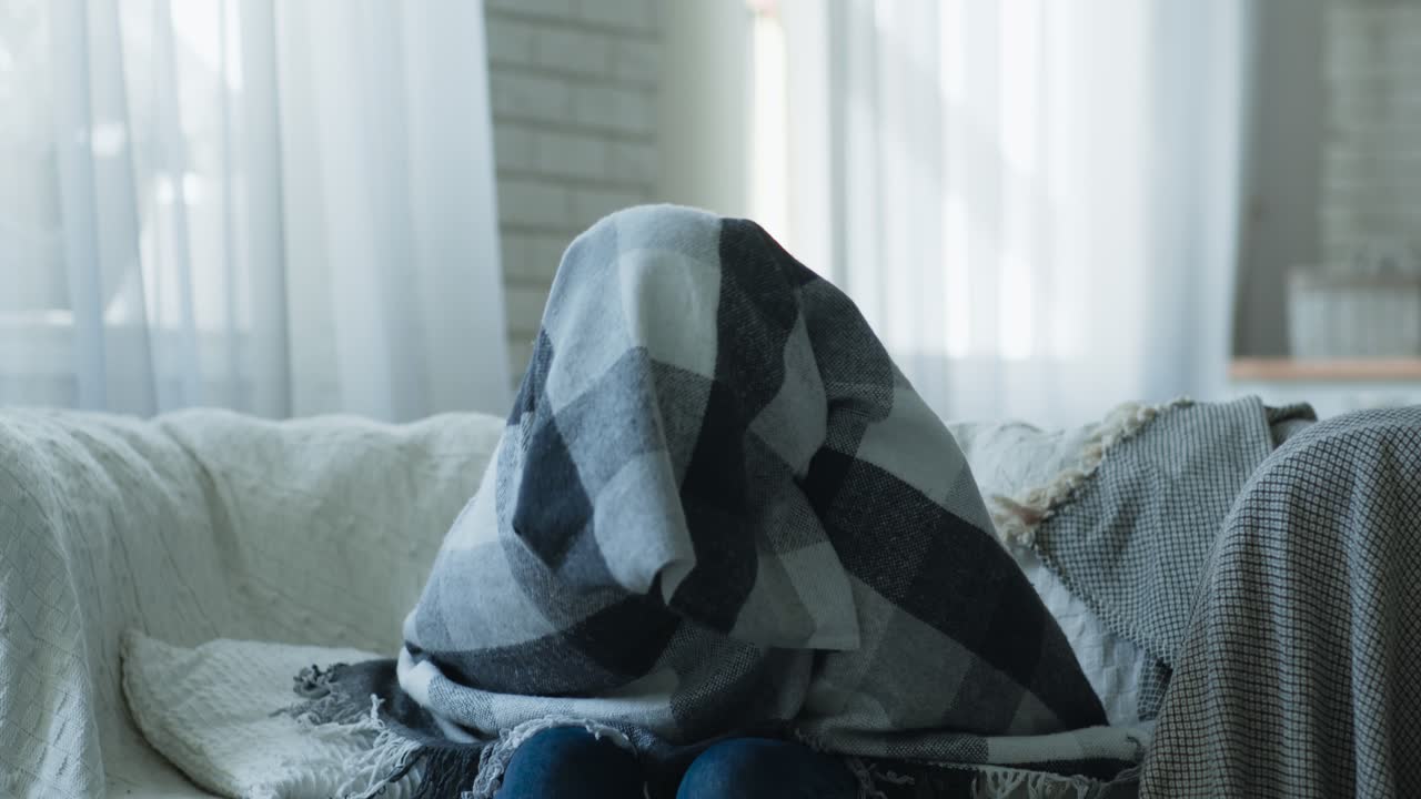 담요로 인 여자