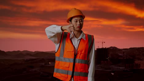 trabajador de la construcción que expresa su desaprobación en un sitio de construcción