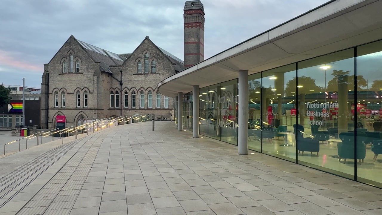 Edificio Newton e Arkwright presso il Campus Cittadino della Nottingham Trent University a Nottingham, Inghilterra, che mette in mostra l'iconica architettura accademica, l'istruzione superiore e la vita studentesca