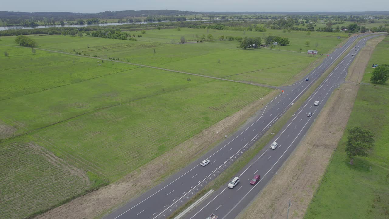 맥클레이 밸리 웨이 - 호주 뉴사우스웨일즈의 맥클레이 범람원을 통과하는 차량