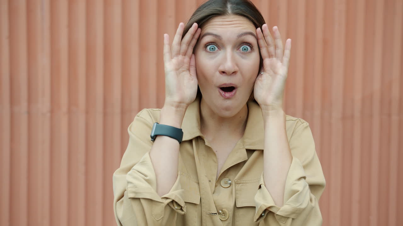 얼굴을 고 있는 여자