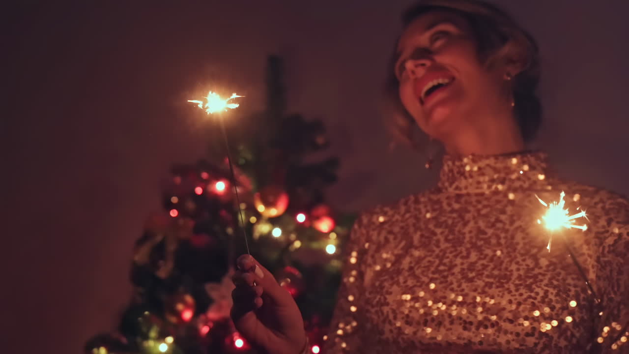 Donna che sorride e balla con una fontana luminosa