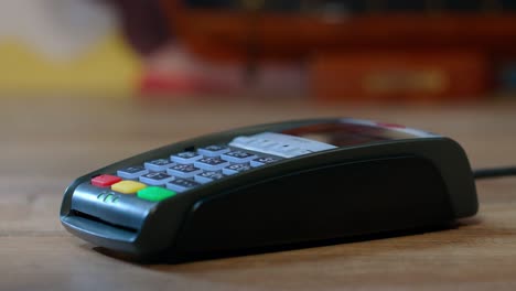 compras con tarjeta de crédito. mano con tarjeta de crédito deslizar a través de la terminal