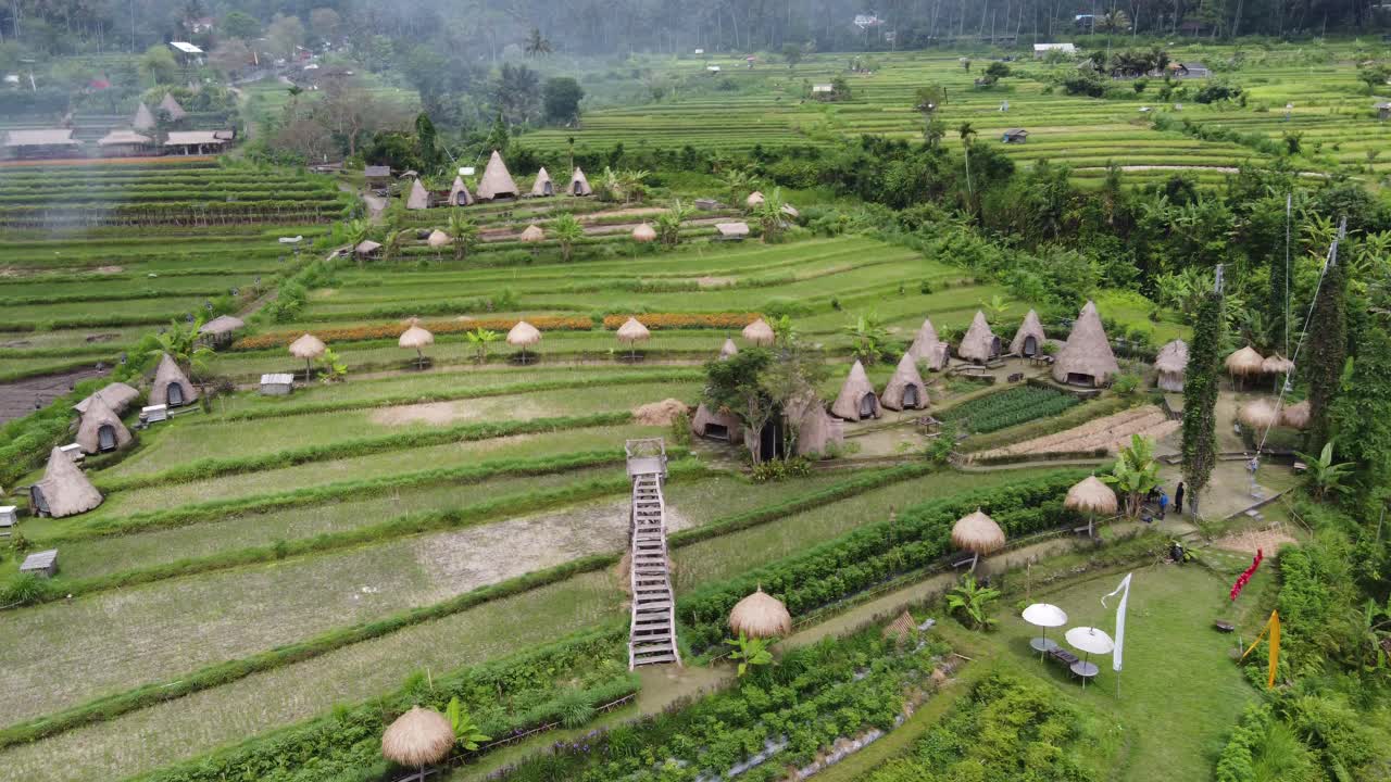 ecoturismo y chozas tradicionales en medio de un paisaje verde en maha gangga, bali