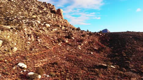 Luftanflug-Auf-Den-Roten-Felsen,-Der-Die-Skyline-Der-Berge-Im-Januar-2023-Enthüllt