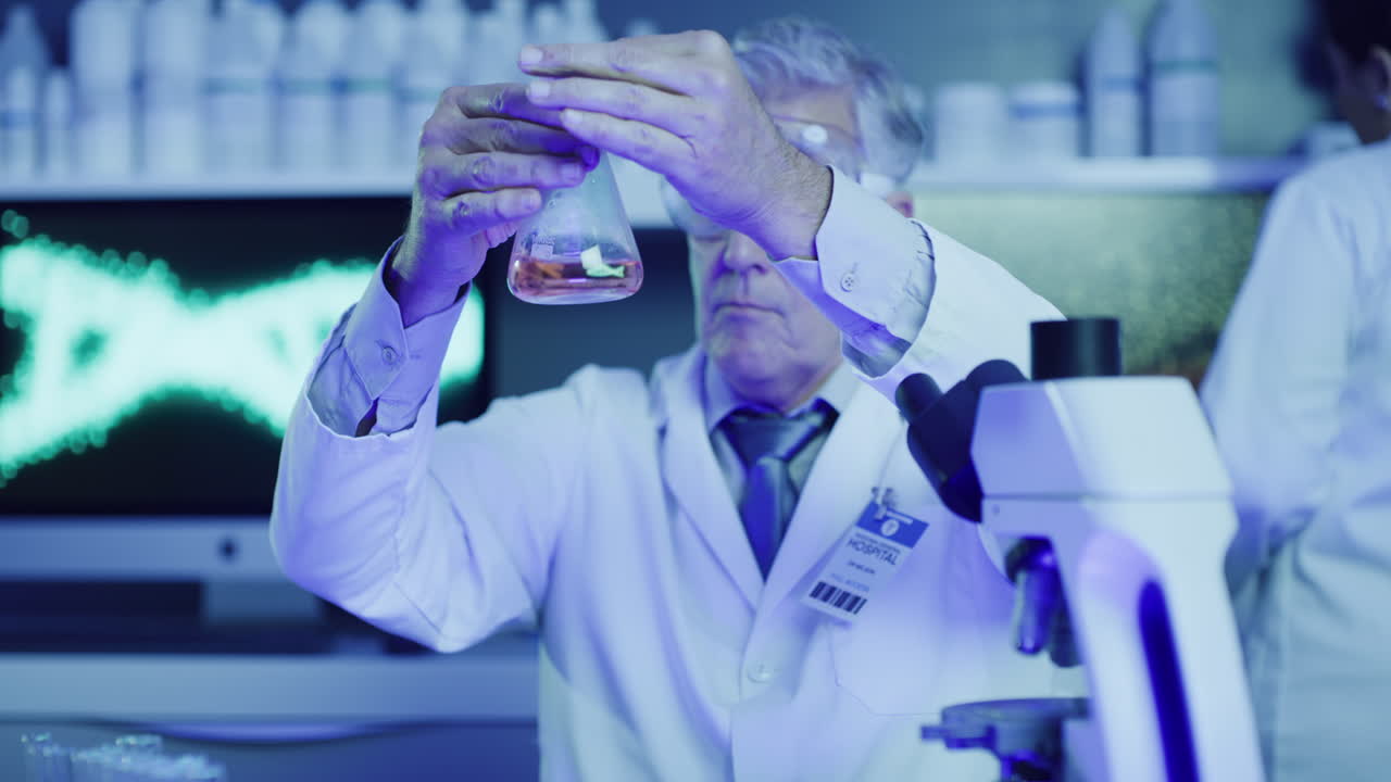 pruebas de científicos de laboratorio maduros