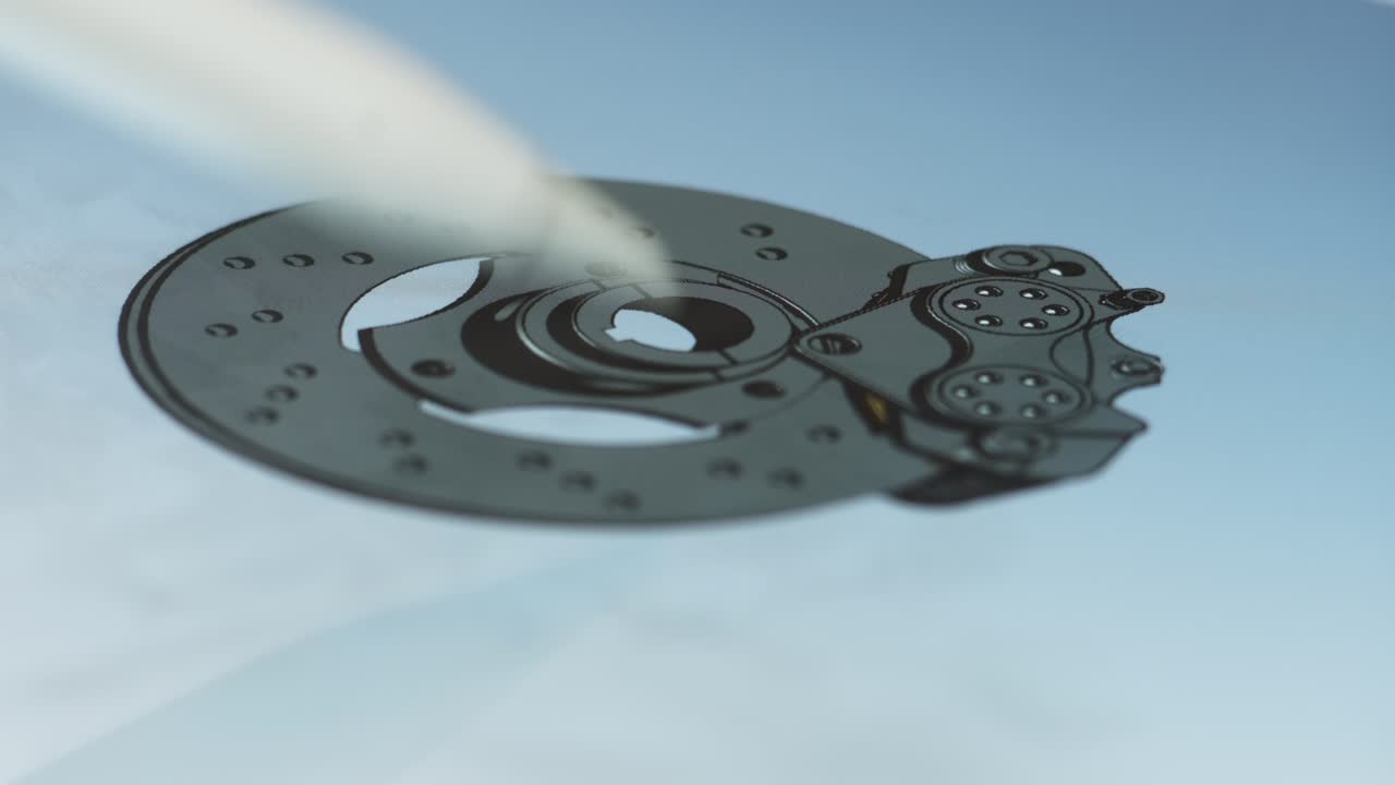 전문가는 스타일러스를 사용하여 브레이크 디스크와 칼리퍼를 설계합니다.