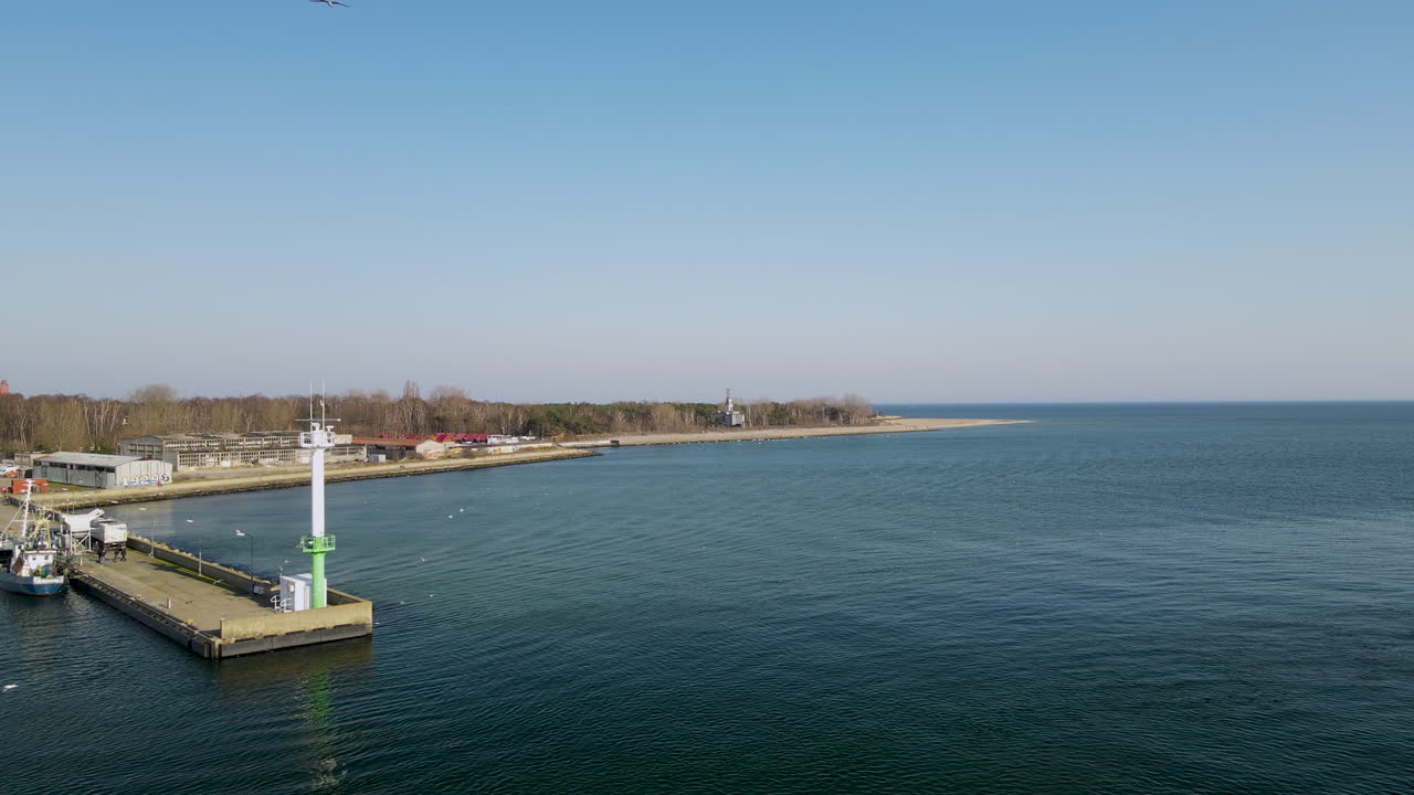 화창한 날과 푸른 하늘 동안 헬 섬에 조선소가 있는 산업 항구의 공중 촬영