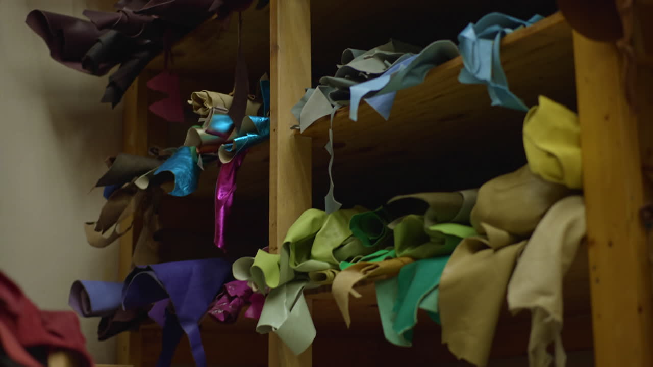 가죽 예술: 바느질 작업장에서 다른 색의 동물 가죽을 탐구하는 것