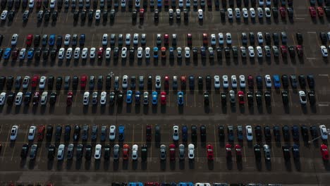 los autos en la planta automotriz se inclinan hacia arriba para revelar