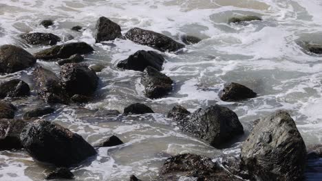 dynamic water flow around stationary rocks