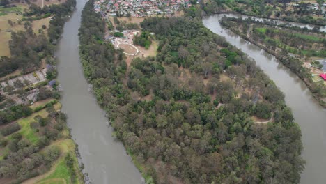 Vista-Aérea-Del-Río-Logan-Con-Los-Suburbios-Y-Parques-Circundantes-En-Queensland,-Australia