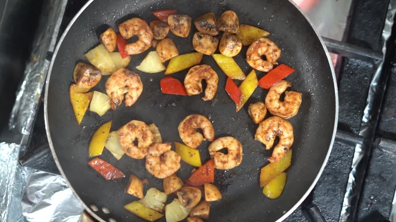 un jefe cocina comida en una parrilla, tiro de cerca