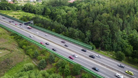 autostrada europea a quattro corsie con traffico intenso, carrello aereo fuori