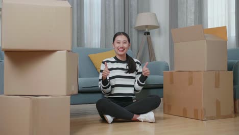 행복한 여성이 새로운 집으로 이사합니다.