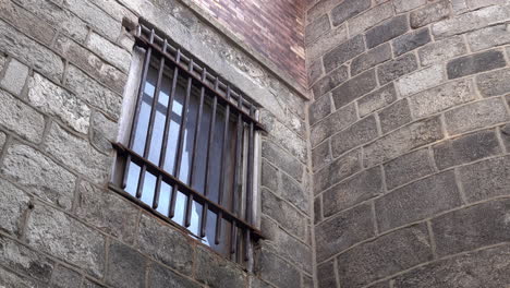 ventana con barrotes en una pared en la penitenciaría estatal del este