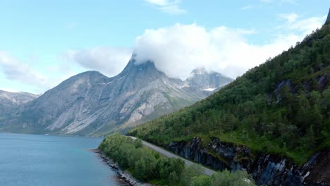 Vista-Aérea-De-Un-Coche-Conduciendo-Por-La-Carretera-Adyacente-A-Tysfjorden-Cerca-De-La-Montaña-Stetind-En-Noruega