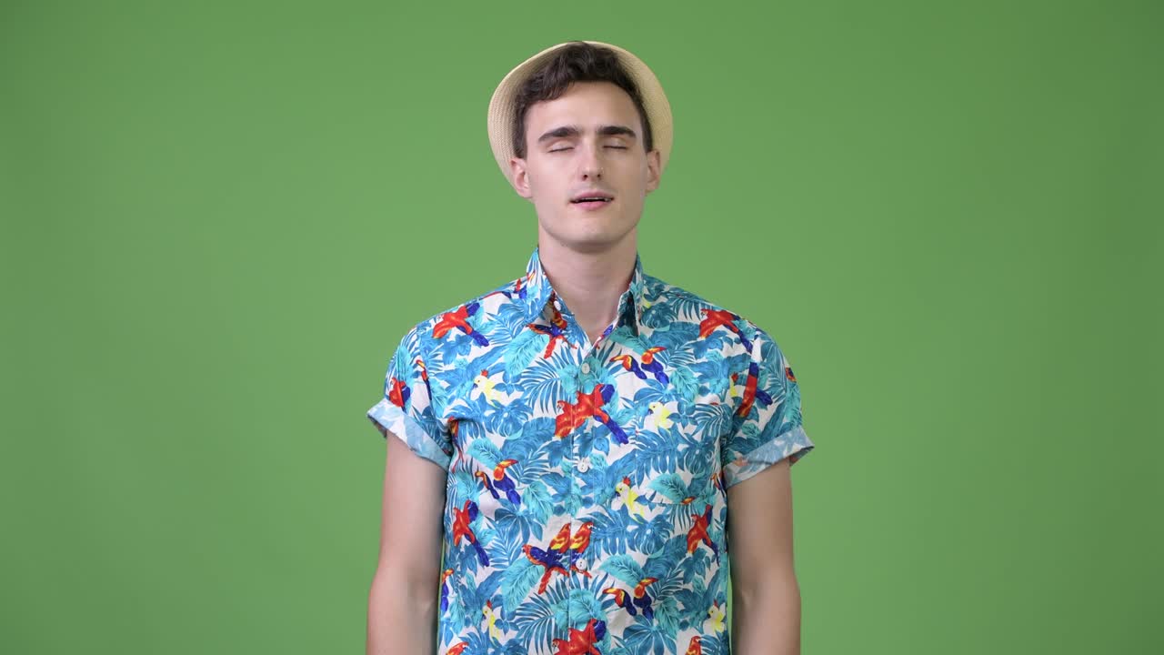 젊은 잘생긴 관광객이 휴식을 취하고 있습니다.