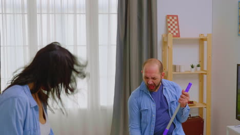 el marido y la esposa se divierten.