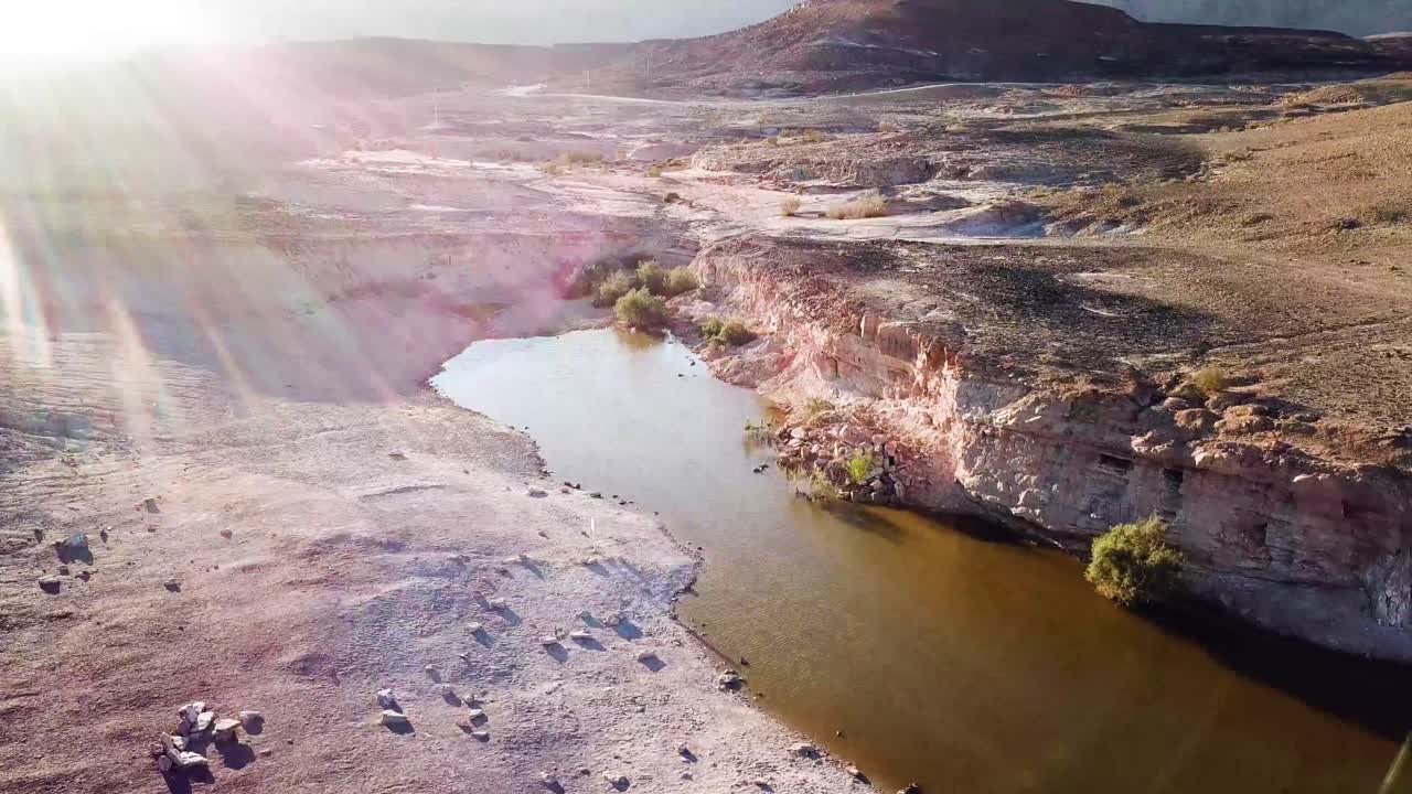 sobrevuelo cinematográfico árido paisaje desértico con brillantes bengalas de luz solar