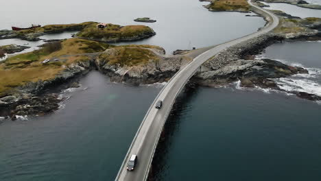 Vista-Aérea-De-Los-Vehículos-Que-Viajan-Por-La-Carretera-Del-Océano-Atlántico-En-Noruega