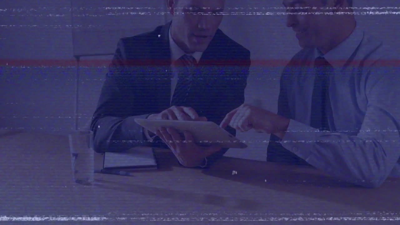 태블릿을 사용하는 다양한 사업가들에 대한 간섭의 애니메이션