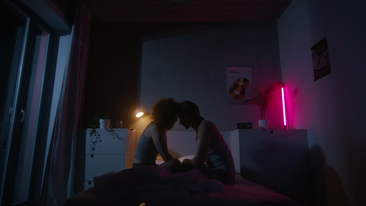 밤 에 침실 에서 함께 앉아 있는 부부