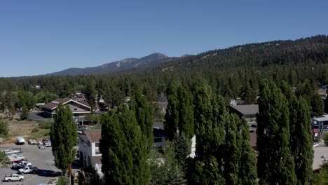 un hermoso dron ascendente disparó a los suburbios de big bear en el condado de san bernardino, california