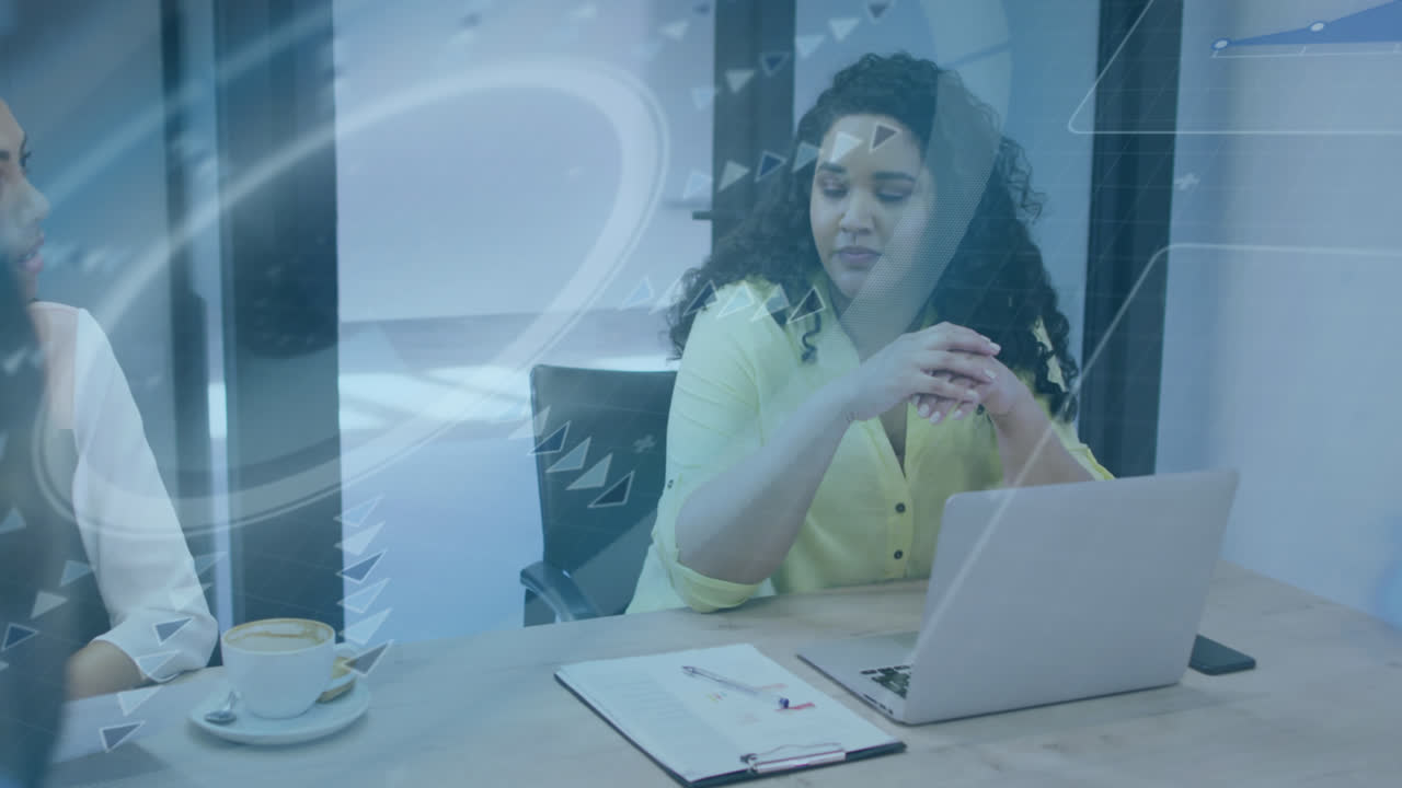 animación del procesamiento de datos sobre diversas personas de negocios en la oficina