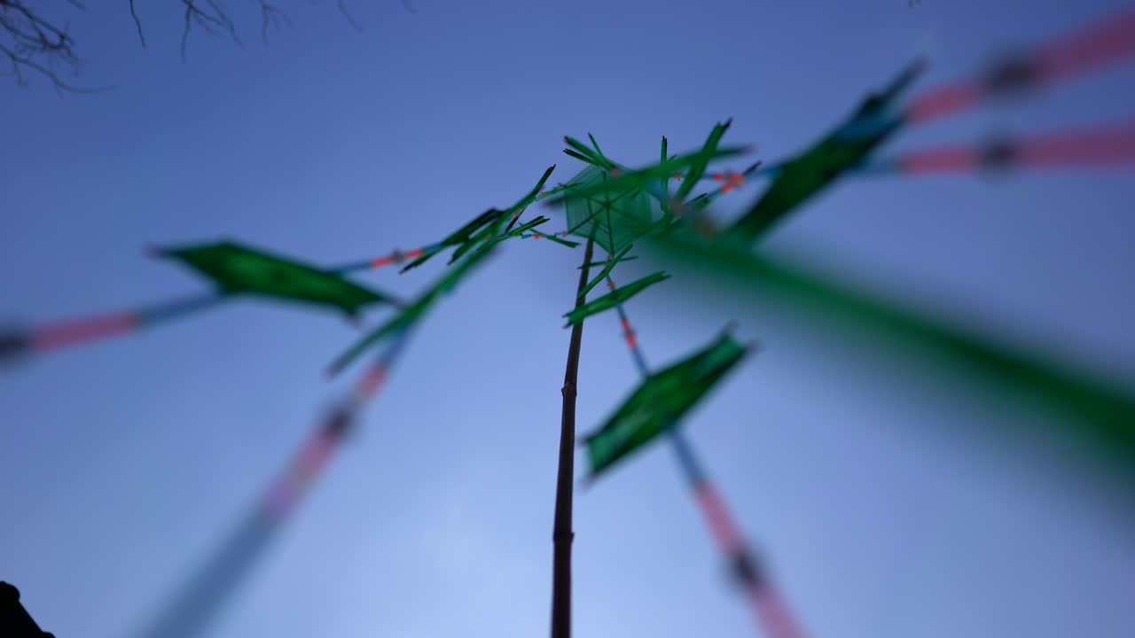 푸른 하늘을 배경으로 한 은 3 조각의 대나무 코어에 싸여있는 섬유 작업에 대한 용어입니다. 아름다움을 더하기 위해 다른 색의 섬유를 사용하십시오.