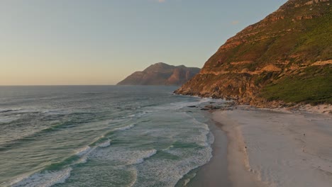 Toma-De-Drone-De-Una-Puesta-De-Sol-Al-Inicio-Del-Paso-Del-Pico-Chapmans-Cerca-De-Noordhoek