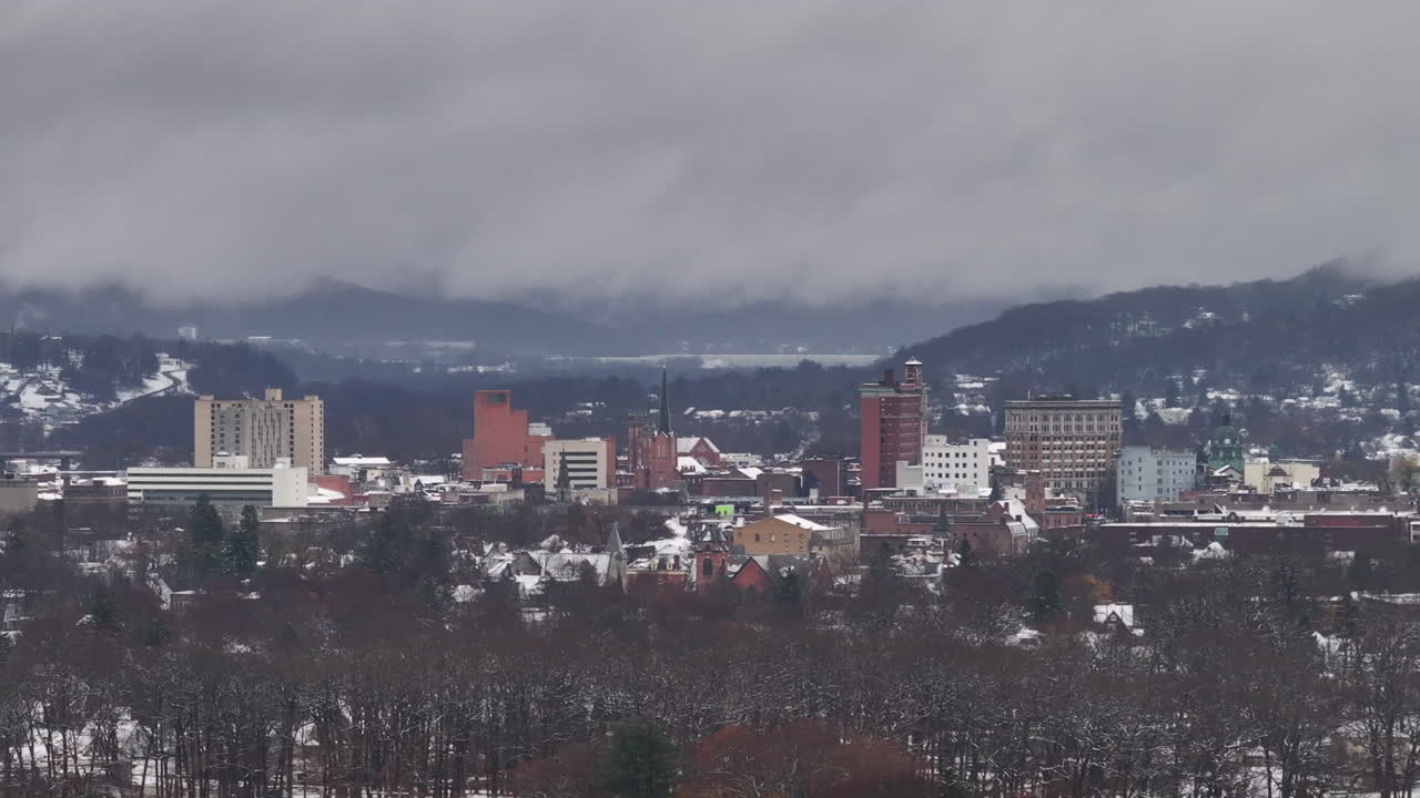 vista aérea del centro de binghamton en un día de invierno.