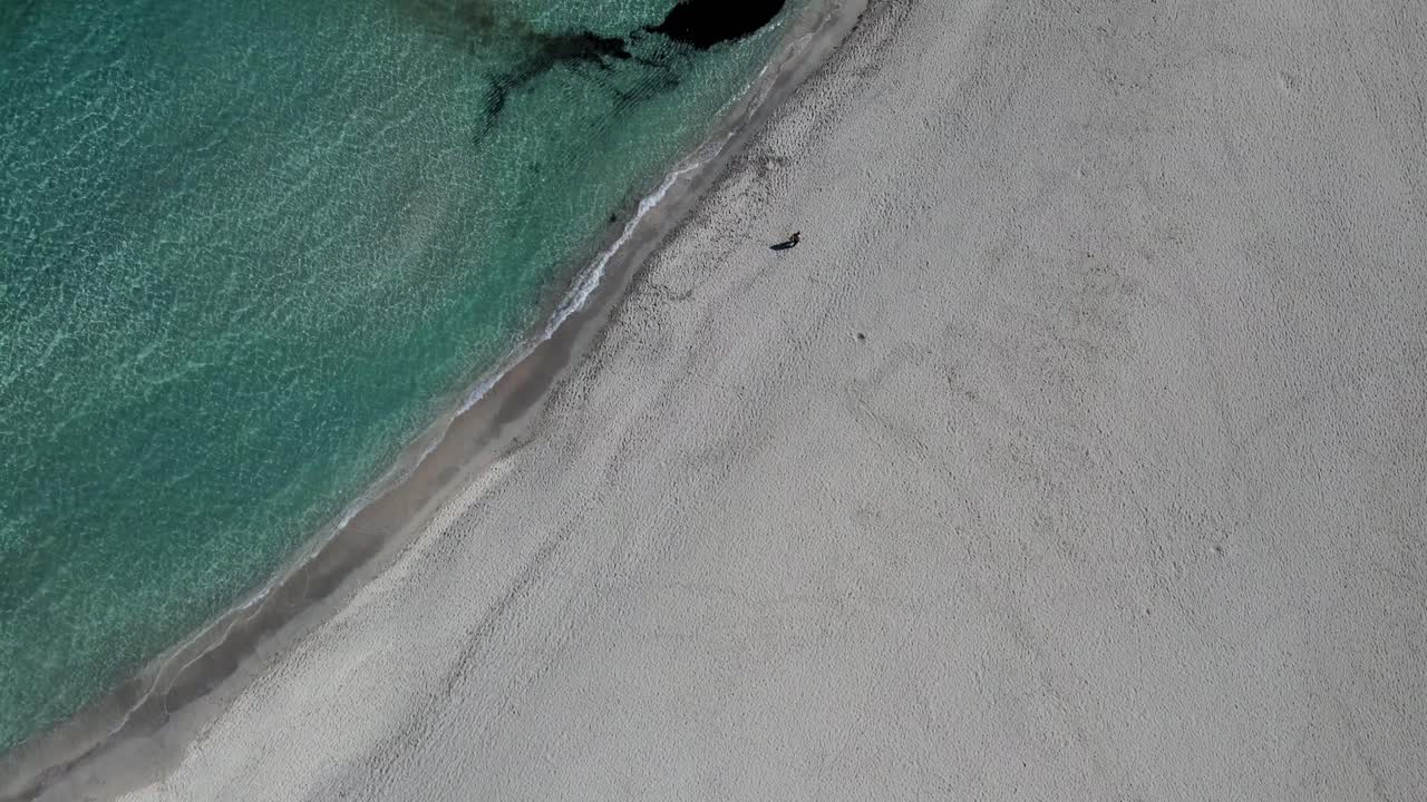 descanse en las impresionantes playas de arena blanca de son baulo en can picafort, mallorca. descubra las aguas claras de color turquesa y el ambiente tranquilo. ideal para tomar el sol y nadar.