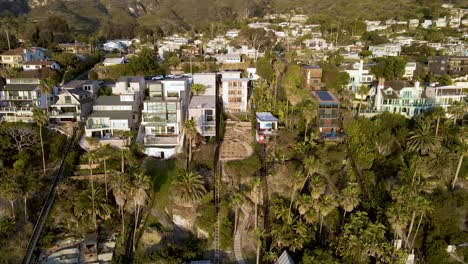 Vista-Aérea-De-Bienes-Raíces-En-Laguna-Beach,-California,-Gran-Tiro-Giratorio