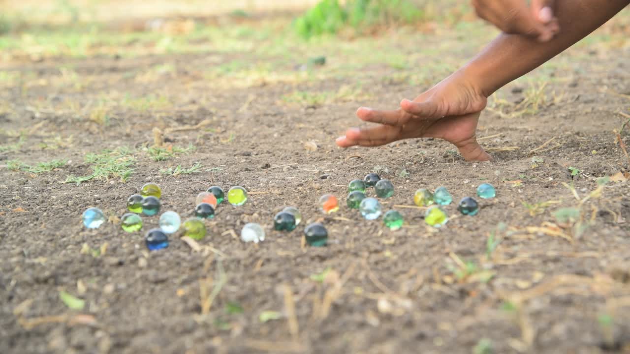 un niño jugando con canicas debido al virus de la corona en casa