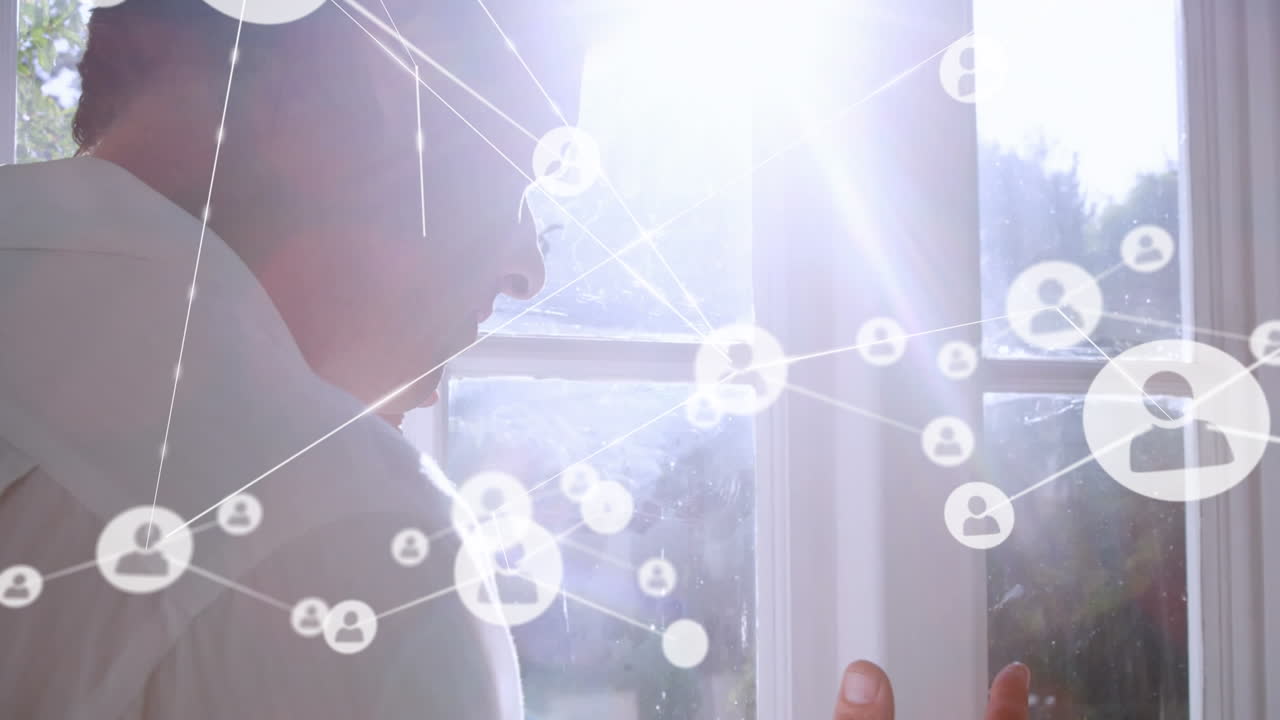 백인 남자가 창문에서 전화로 이야기하는 사람들의 네트워크 아이콘의 애니메이션