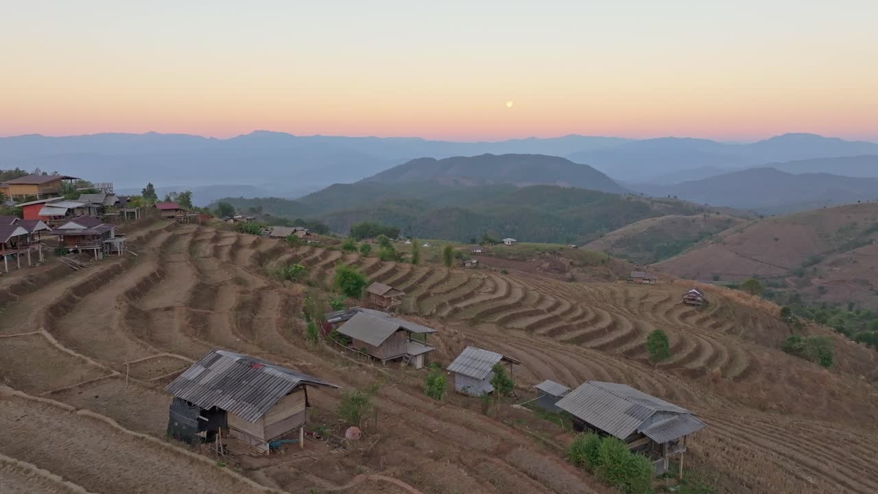 Perbukitan hutan lebat menghadap pesona pedesaan Mae Chaem, Thailand